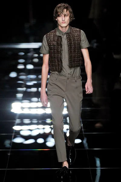 Look 32